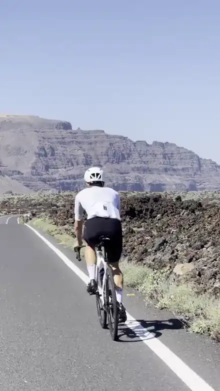 Thomas à vélo sur une route de Lanzarote